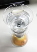 【上部をつけて水を入れます】