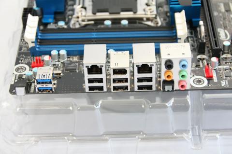 【82574L と 82579LM の2つのLANコネクタがあります。】