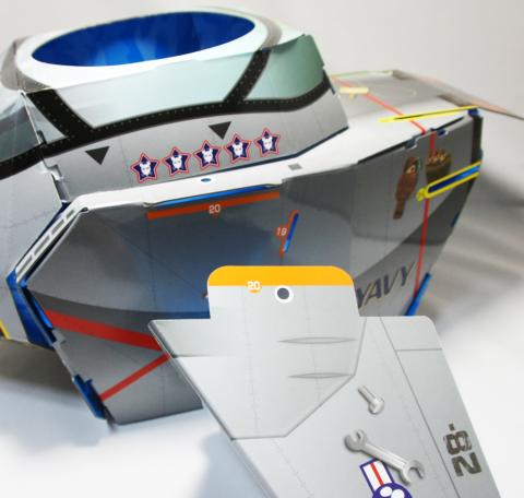 下部と上部を合体して、翼をつけます。