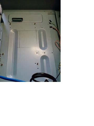 ケースのCPU裏に線をひいて