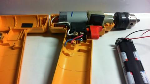 充電しなくなった二カド電池を取り除いた