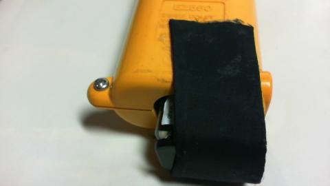 電池ケースをマジックテープで固定