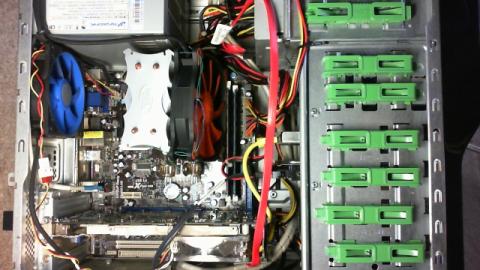 ケーブルがゴチャゴチャ前に集まってます