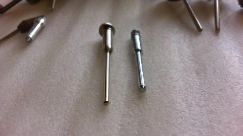 右が付属の3.2mm軸、左が2.4mm軸