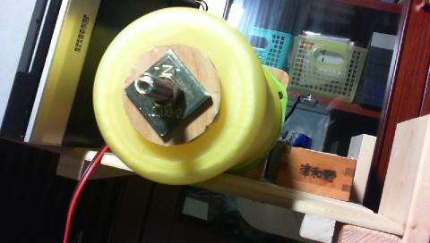 底から5~6cmでっかいボルトが突き出してます