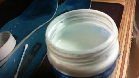 乾燥前は白、乾燥後はクリア