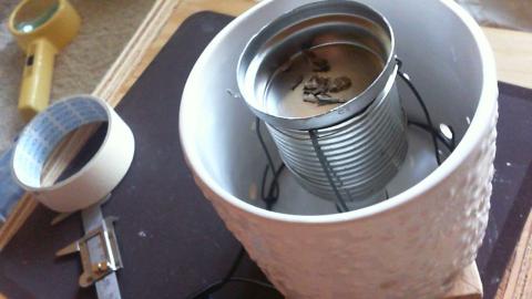 熱が逃げない様に電球を囲ってます