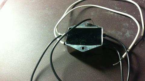 4mm穴が有るのでどこでも設置出来る