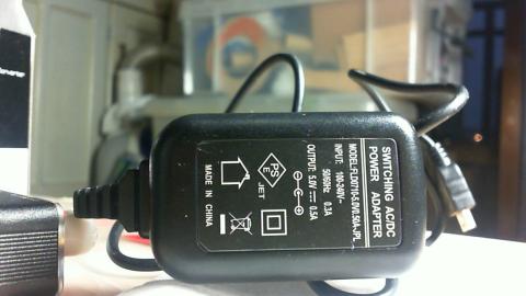 付属アダプタ5V / 500mA