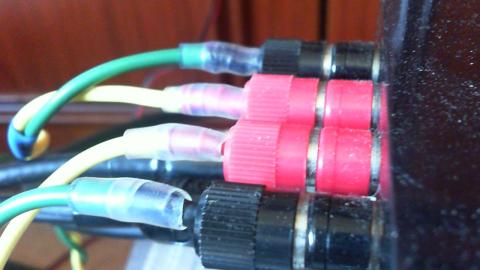 オスバナナ端子としてアンプに繋いでいます