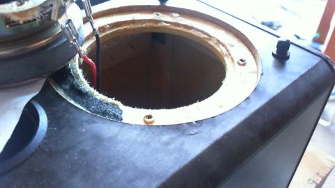 マイナス精密ドライバーで傷つけない様に慎重に