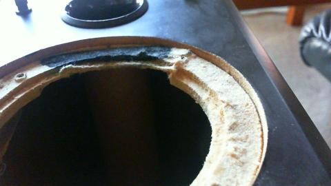 ユニットはネジと接着剤で厳重に着けられてました