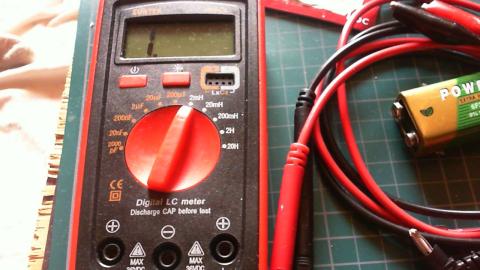 付属の電池は使えません、新しい9V電池が必要