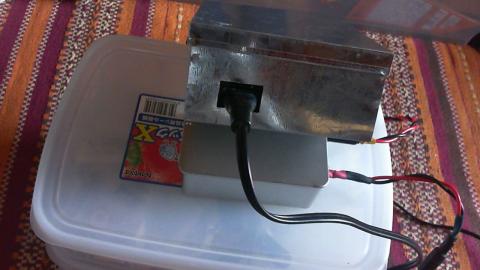 100V入力口 ただ長方形に切っただけ