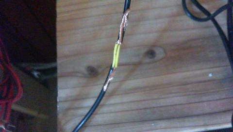 プラグのセンタピンが+になる様に切断、繋ぎ直し