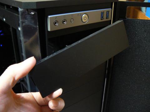 裏側から押し出してパネルを外す