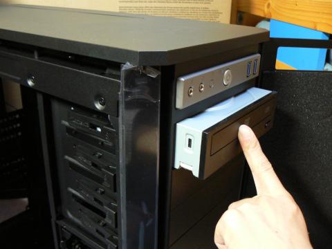 ドライブを押しこむ