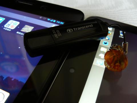 右が本製品。何となく影がボヤッとしてる。