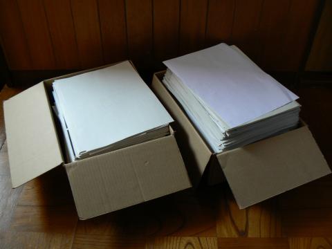 紙の山。1000 枚位。土日 2 日間でスキャン。段ボール箱は Amazon さんとこの高さ 12 cm くらいのやつです。