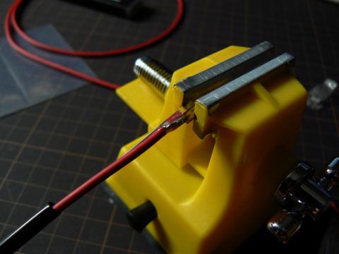 針金。セリアで買った 0.9 mm 径のステンレスワイヤーを使用。7 cm でカットしました。