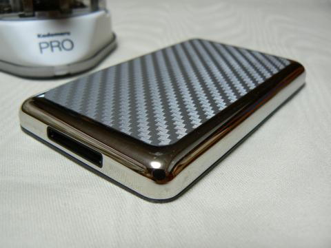 ステッカーの角も。 (iPod classic の裏側)