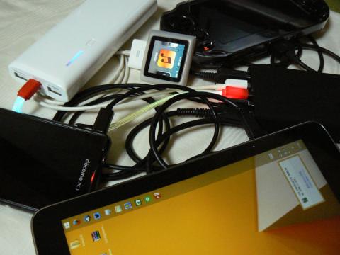 Miix 2 8、Xperia Z1 f、モバイルバッテリ (Anker Astro M3)、iPod nano (6G)、PSVita