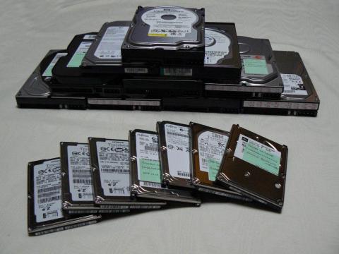 きっとジグソニアンである皆さんのお宅には、比べものにならない量の HDD が転がっているのでしょうね(笑)