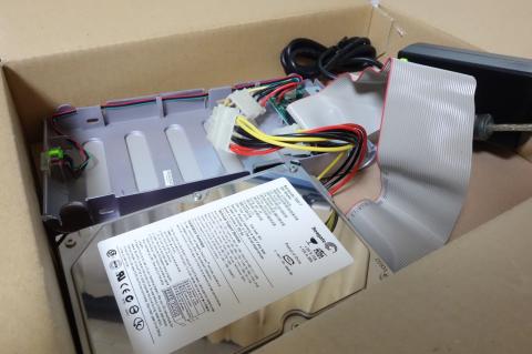 外付けケース (ドスパラの NExtWave ExtHDD) に繋いで使用。