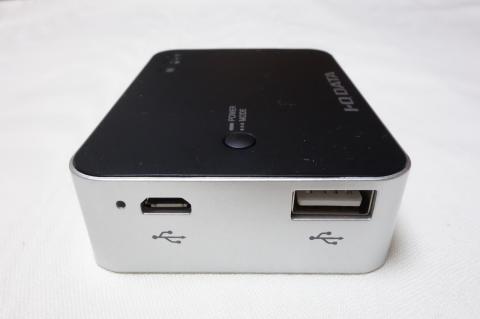 充電用 microUSB と給電&通信用フルサイズ USB ポート (とリセットボタン)