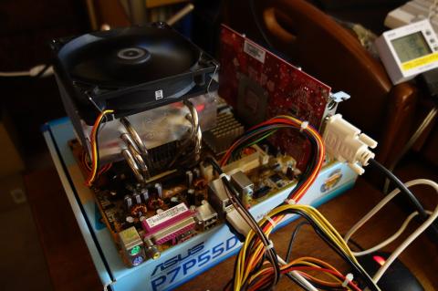 特に負荷がかかっているわけではありませんが、119W…… (HDD や ODD はまだ繋いでない)