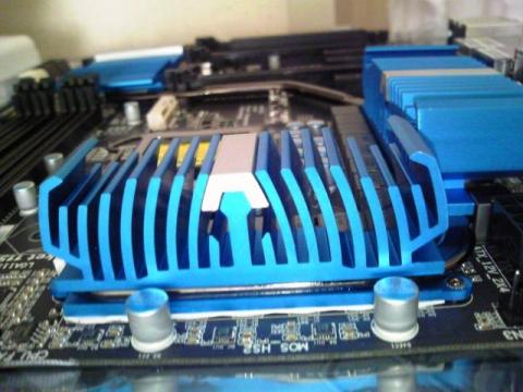 CPU上側(?)についているヒートシンク。大きな波型が特徴的です。