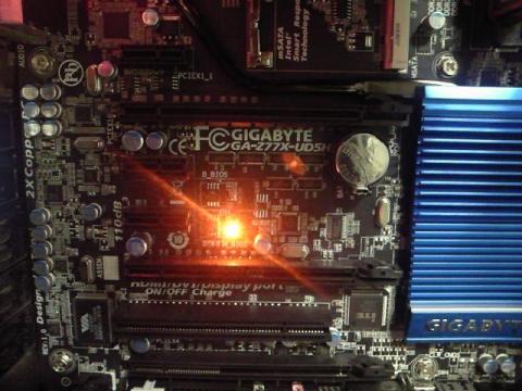 使用中のBIOSチップ側のLEDはオレンジ色に光ります。