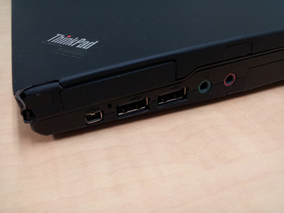 欠けた角部分。でも本体は正常!