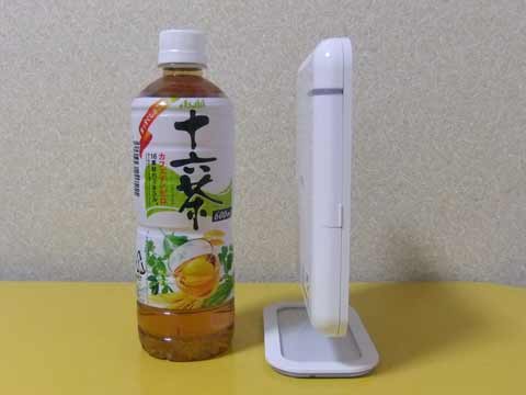 ペットボトルと並べると、その小さなサイズがよくわかる