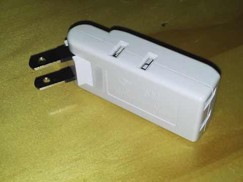 プラグが背面に90度回転