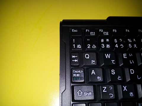 キーボード左上:タブキー、CapsLkキーが更に小さい・・。