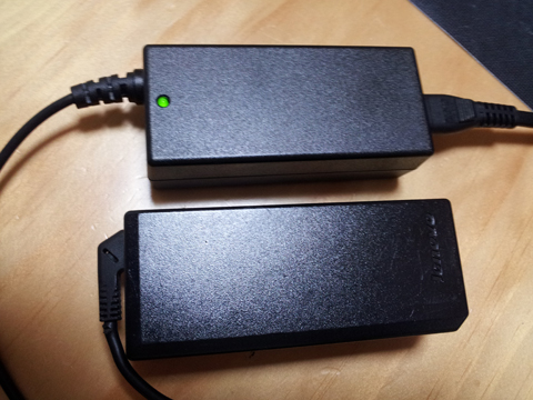 パソコン付属アダプタより少し小さい