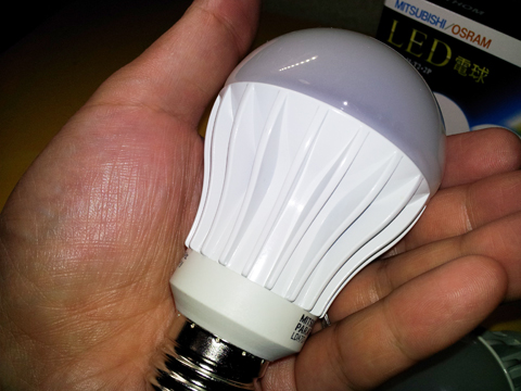 普通の電球とは違いずっしり重たい