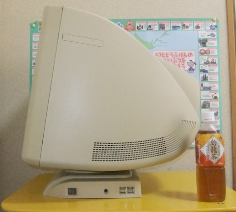 19インチCRTディスプレイ。液晶の薄さになれた今見るとデカイ・・。