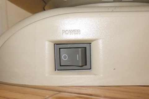 サイド前側には電源ボタン