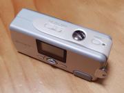 上面。モード切替ツマミ、シャッターボタン、電源ボタン