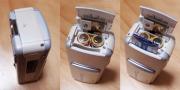 側面に単四電池×2、メモリースティックを収納