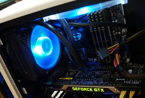 GPUのロゴが光ってかっこいい