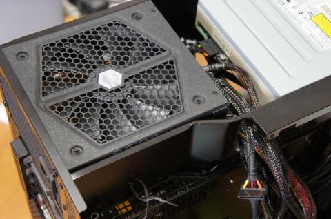 光学ドライブとの距離近いけどまぁOK