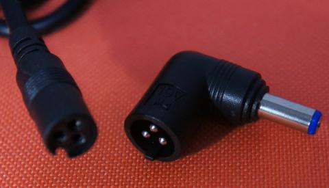 変換プラグには変圧器も内蔵しているようで12V→19V等になります