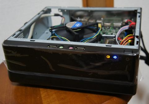 わかりにくいですがリテールクーラーが飛び出ています。