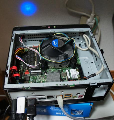 電源抜き取った穴が