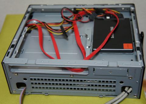 前面パネルも外しています。