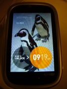 画面ロック中。右へスライドすることで、ロック解除。スマホみたい。