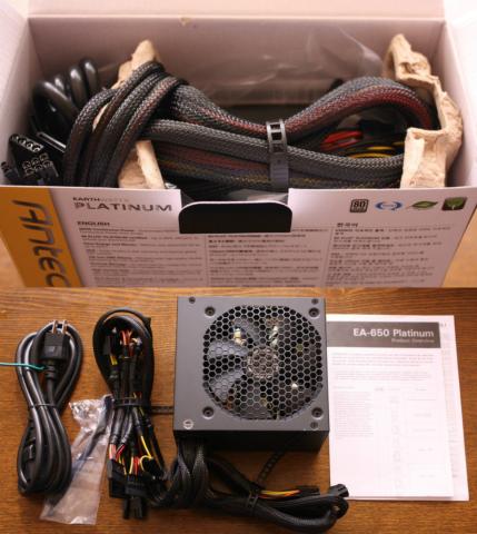 上:箱を開けた 下:内容物